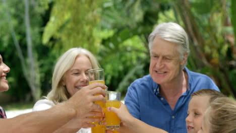 Familia-Feliz-Brindando-Juntos