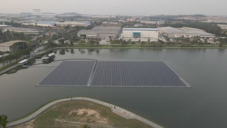 Paneles-Solares-Flotantes-En-El-Lago,-Generador-De-Energía-Alternativa,-Antena-Hacia-Arriba-E-Inclinación-Hacia-Abajo