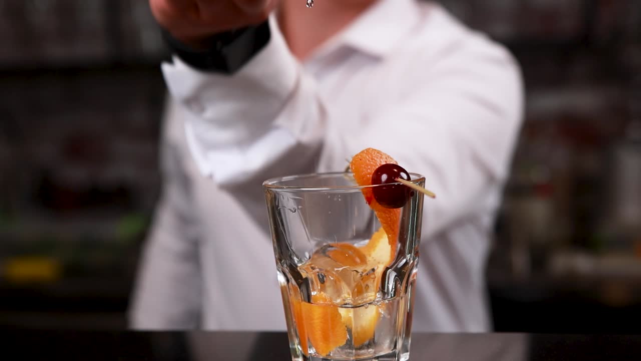 옛날 의 테일을 준비 하는 바텐더