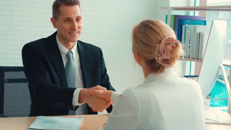 buscador de trabajo y gerente se estrechan la mano en una entrevista de trabajo