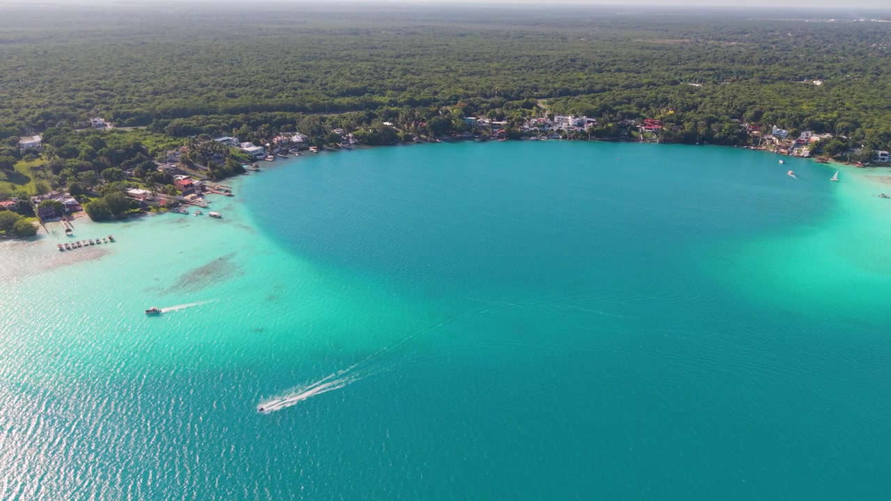 Höhenansicht einer Cenote in der Bacalar-Lagune
