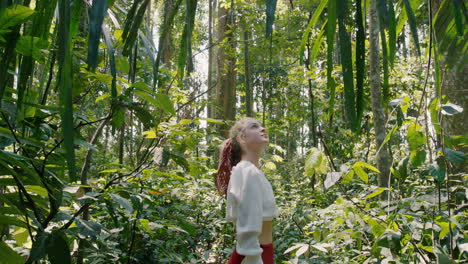 Mujer-Feliz-En-El-Bosque-Mirando-La-Exuberante-Selva-Tropical-Disfrutando-De-La-Belleza-De-La-Naturaleza