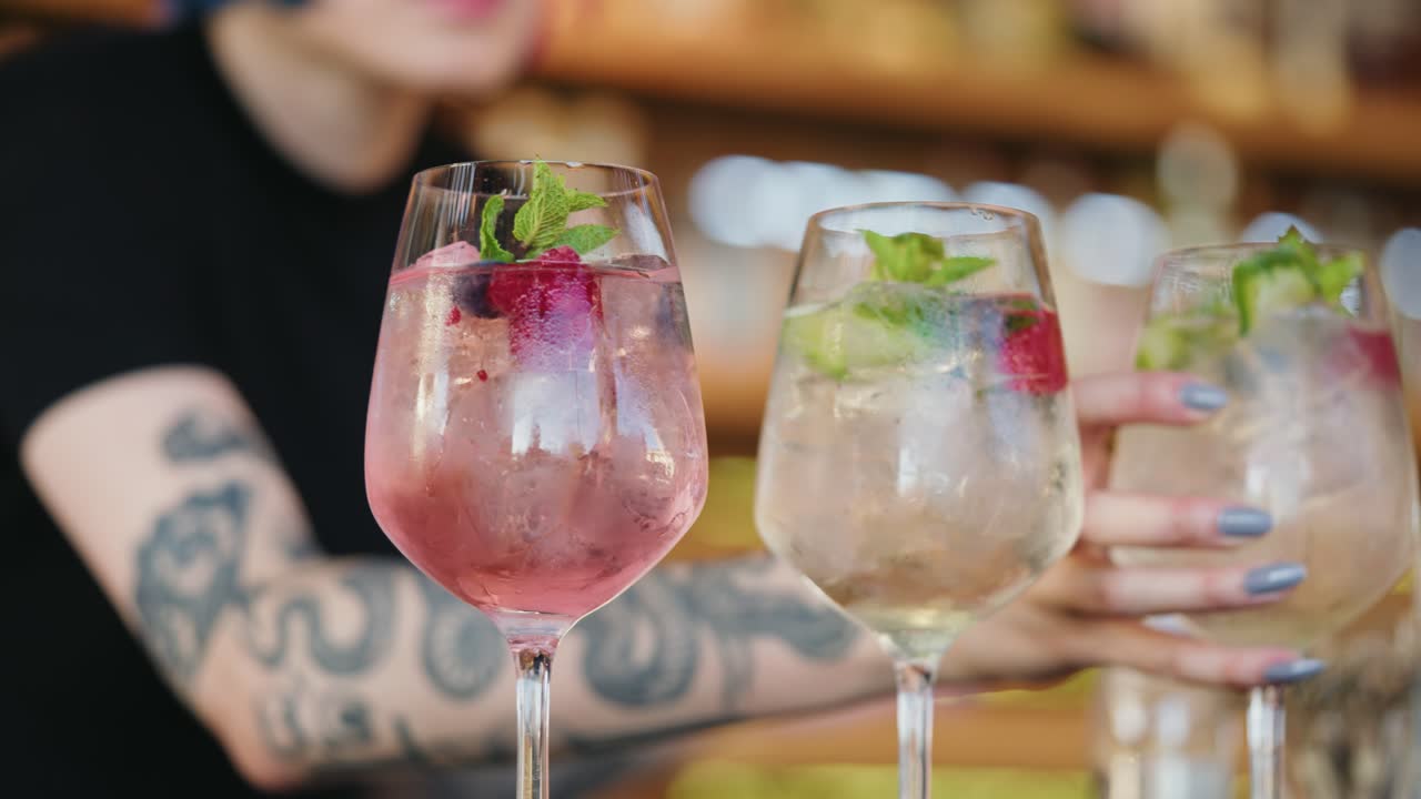 en el bar se sirven bebidas refrescantes del camarero y una mano se las lleva, cierran