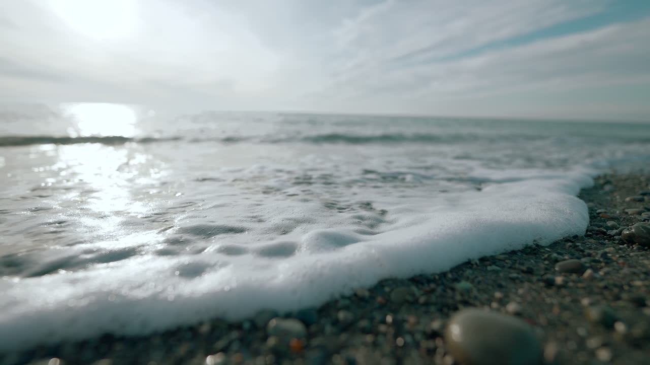 바위 바 ⁇ 가에 있는 바다의 파도