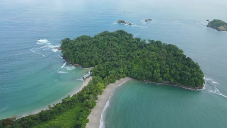 Vista-Aérea-De-Drones-De-La-Playa-En-Forma-De-Cola-De-Ballena-En-El-Parque-Nacional-Manuel-Antonio,-Costa-Rica