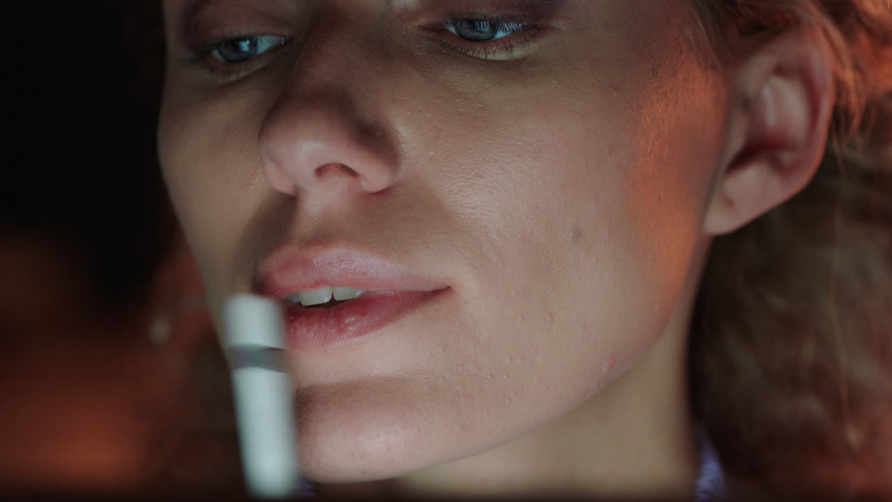 retrato de cerca de una mujer hermosa usando una tableta trabajando hasta tarde navegando por internet mirando la pantalla disfrutando de la comunicación en línea