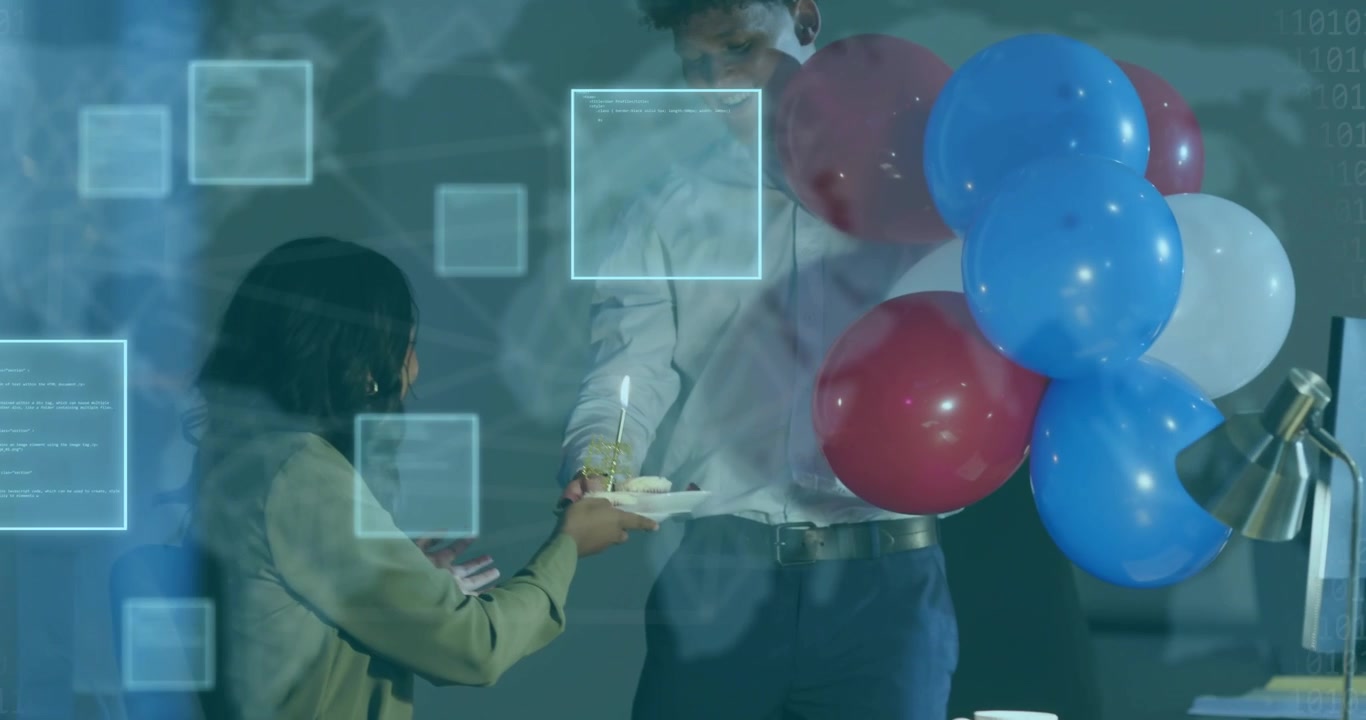 Homem de escritório entrando na sala com mapa-múndi, segurando balões e cupcake, surpreendendo colega de trabalho no computador.