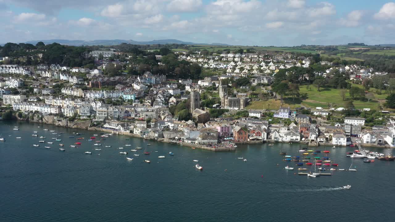 영국 포위(fowey)의 항구와 콘월 마을이 있는 포위 교구 교회와 반암 홀의 넓은 공중 궤도