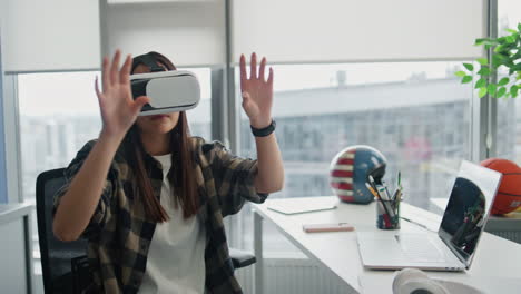 programador enfocado reemplazando objetos vr en la oficina. auriculares mujer gestando las manos