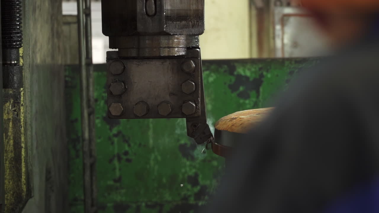 proceso de elaboración de metales en una fábrica