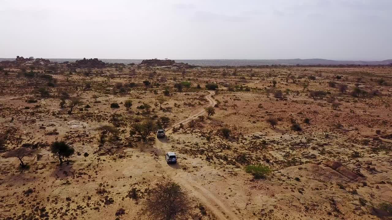 hargeisa somaliland 근처의 소말리아를 가로 질러 이동하는 4wd 사파리 지프의 좋은 공중