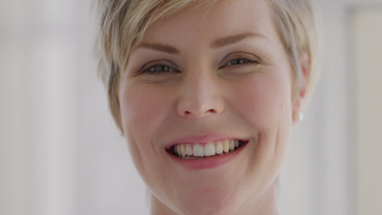 retrato de una hermosa mujer joven sonriendo en casa