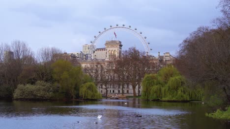 London-Eye-Vom-St.-James&#39;s-Park-Mit-Union-Jack,-Der-Auf-Halbmast-Fliegt,-Um-Den-Tod-Von-Prinz-Philip,-Herzog-Von-Edinburgh,-Samstag,-10.-April-2021---London-Uk-Zu-Markieren