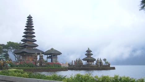 pagodas grandes y pequeñas en el lago bratan