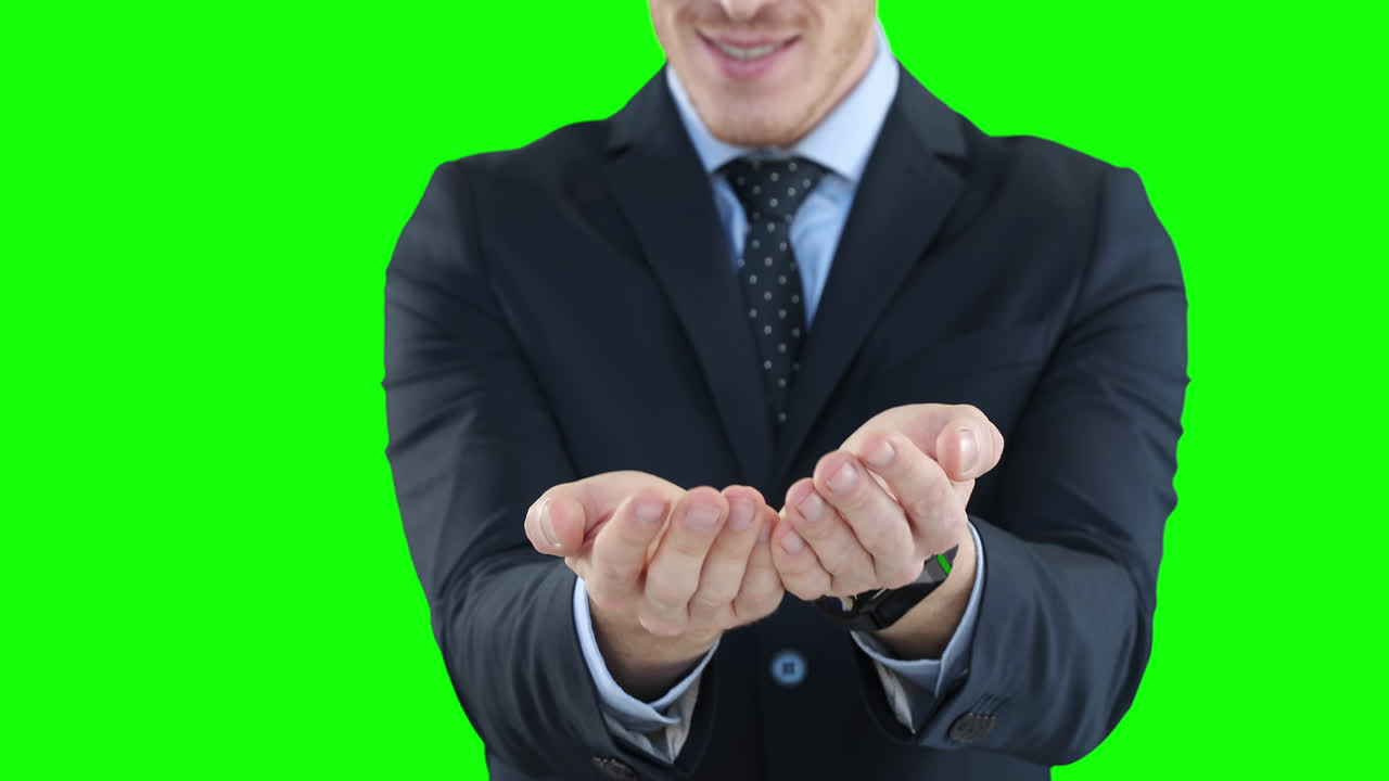 녹색 배경 에 손 을 들고 있는 백인 남자 의 중간 부분