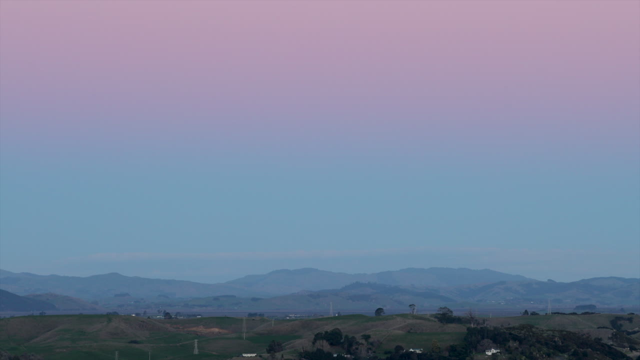 cielo rosa sobre la cordillera al atardecer, tiro ancho