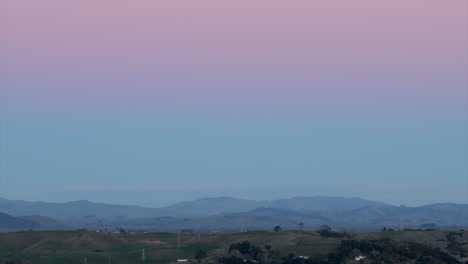 cielo rosa sobre la cordillera al atardecer, tiro ancho