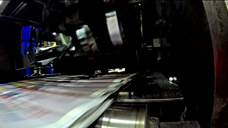 líneas de producción que se cruzan en la imprenta de periódicos.