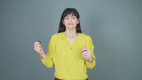 향수를 쓰고 좋은  ⁇ 새를 맡는 여자.
