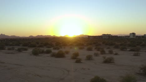 Puesta-De-Sol-En-Las-Afueras-De-La-Ciudad,-Panorámica-Hacia-Atrás