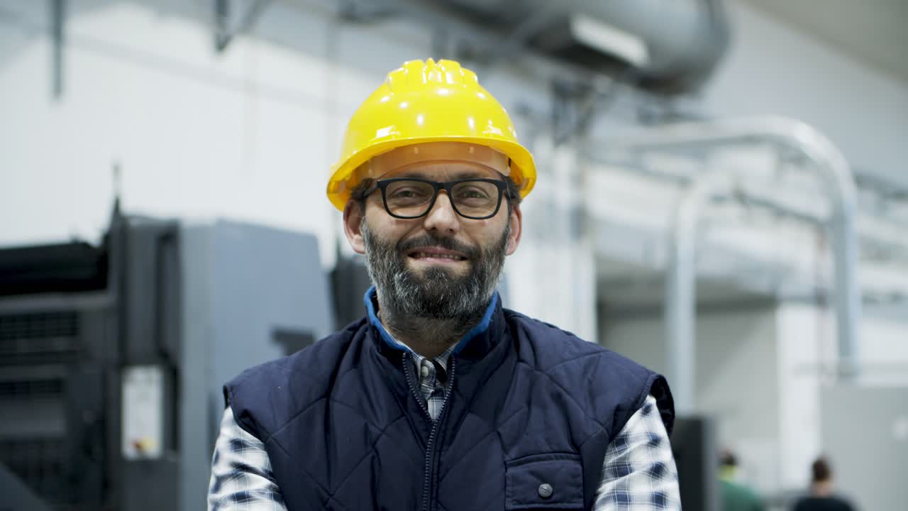 vista frontal de un técnico profesional sonriente mirando a la cámara