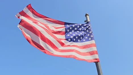 Sterne-Der-USA-Flaggenstreifen-Leuchten-Hell-Und-Wehen-Im-Wind