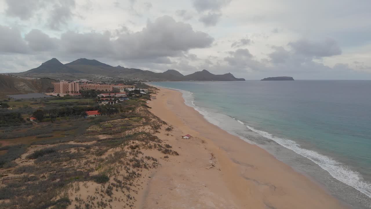 vista panorámica aérea de la playa de matadouro en portugal durante el día.