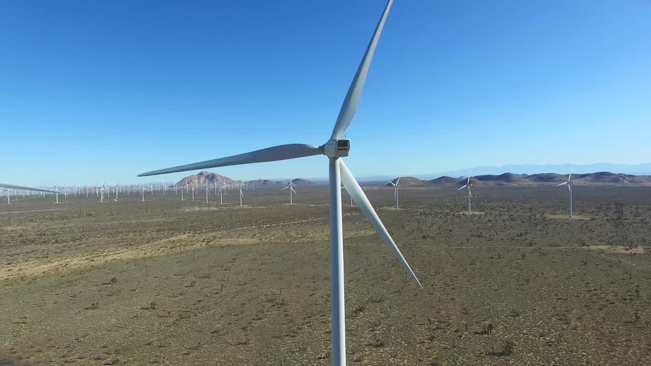 una antena de ángulo alto sobre un parque eólico del desierto de mojave mientras genera energía limpia para california 1