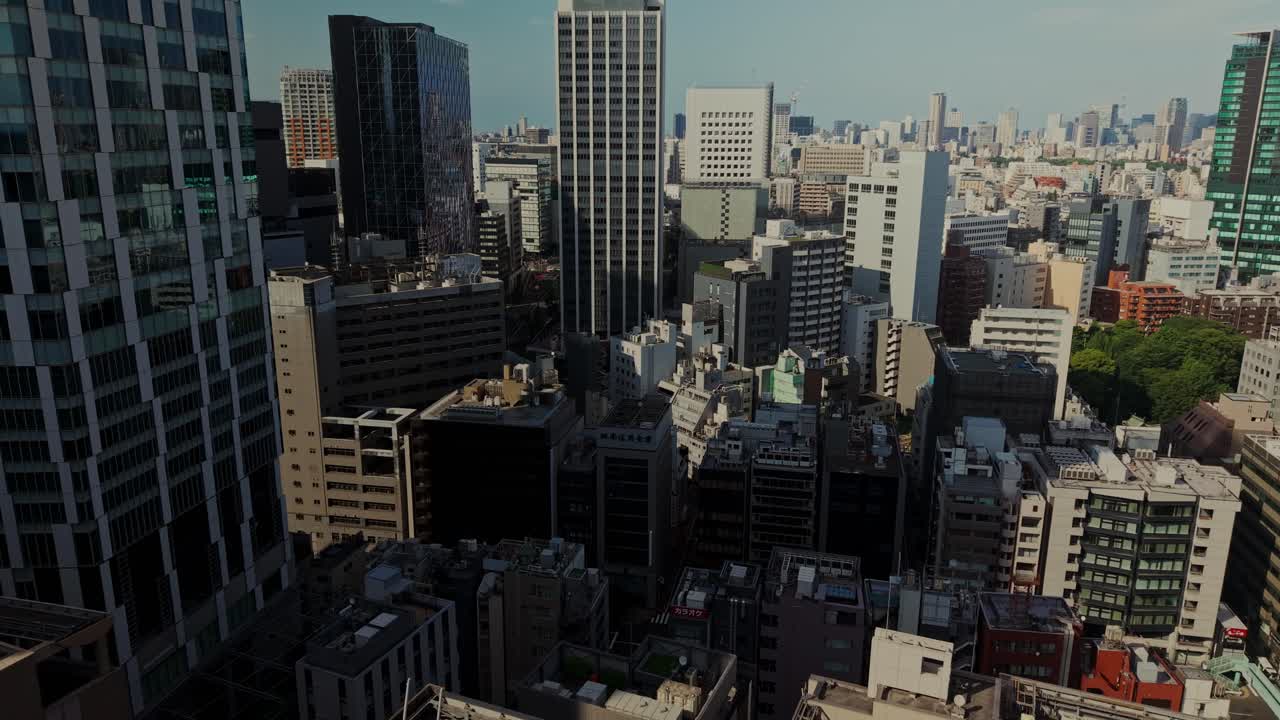 초고층 건물과 건물로 된 도시 풍경