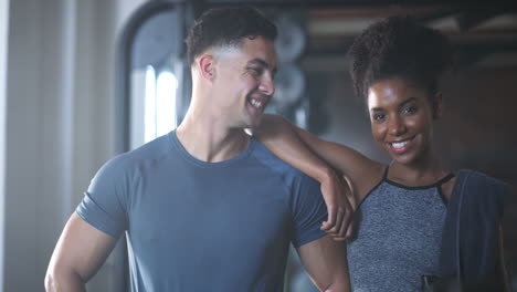 Dos-Jóvenes-En-Forma-Parados-Juntos-En-El-Gimnasio.