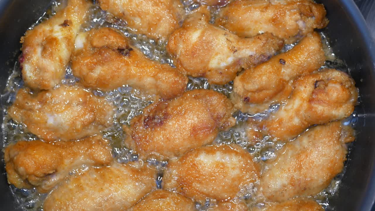 alas de pollo fritas y crujientes en una sartén