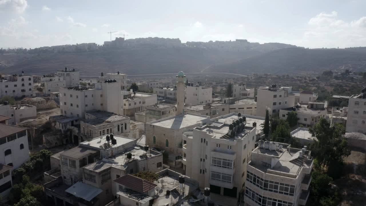 antigua mezquita en beit hanina (abu dahuk) la ciudad antigua - aérea