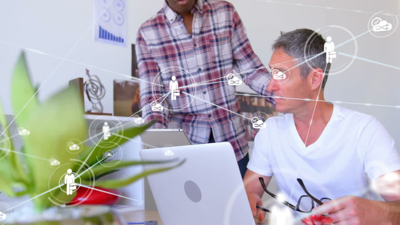 animación de la red de conexiones con iconos sobre diversos colegas discutiendo el trabajo en la oficina