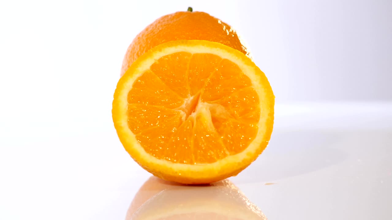 con la mitad de naranja aislada en el fondo blanco