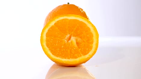 met een halve oranje geïsoleerd op de witte achtergrond