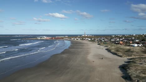 Vista-Aérea-De-La-Playa-De-Dunas-De-Arena-De-Cabo-Polonio-Con-Un-Faro-Panorámico-Destino-Turístico-De-Vacaciones-En-Uruguay