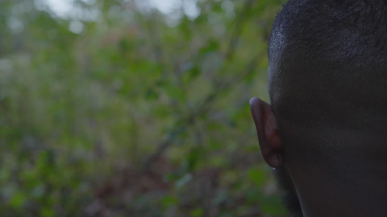 oficial negro armado molesto porque el perpetrador ha escapado