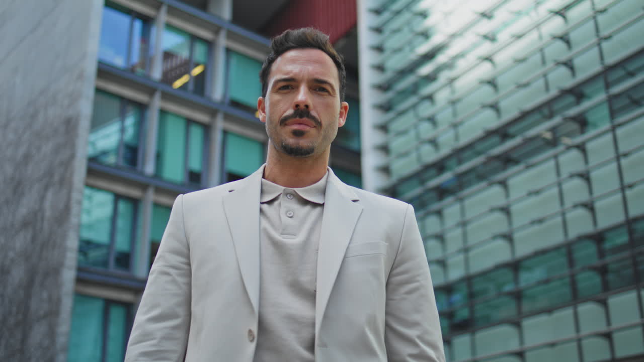 gerente de retrato mirando la cámara ciudad. hombre de negocios mirando atentamente