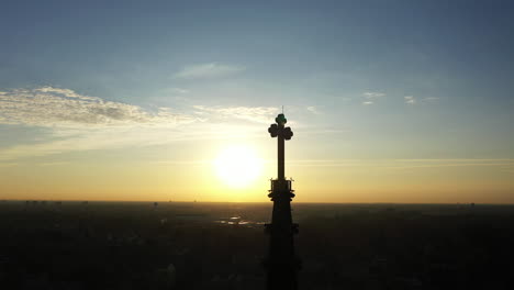 Eine-Luftaufnahme-Des-Kirchturms-Einer-Kathedrale-Mit-Einem-Kreuz-Darauf,-Aufgenommen-Bei-Sonnenaufgang