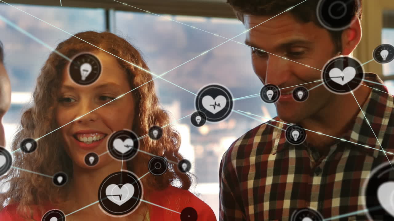 animación de una red de iconos digitales sobre diversos colegas discutiendo juntos en la oficina