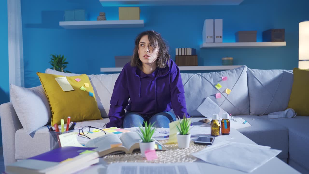 mujer joven confusa y olvidadiza deprimida y estresada.