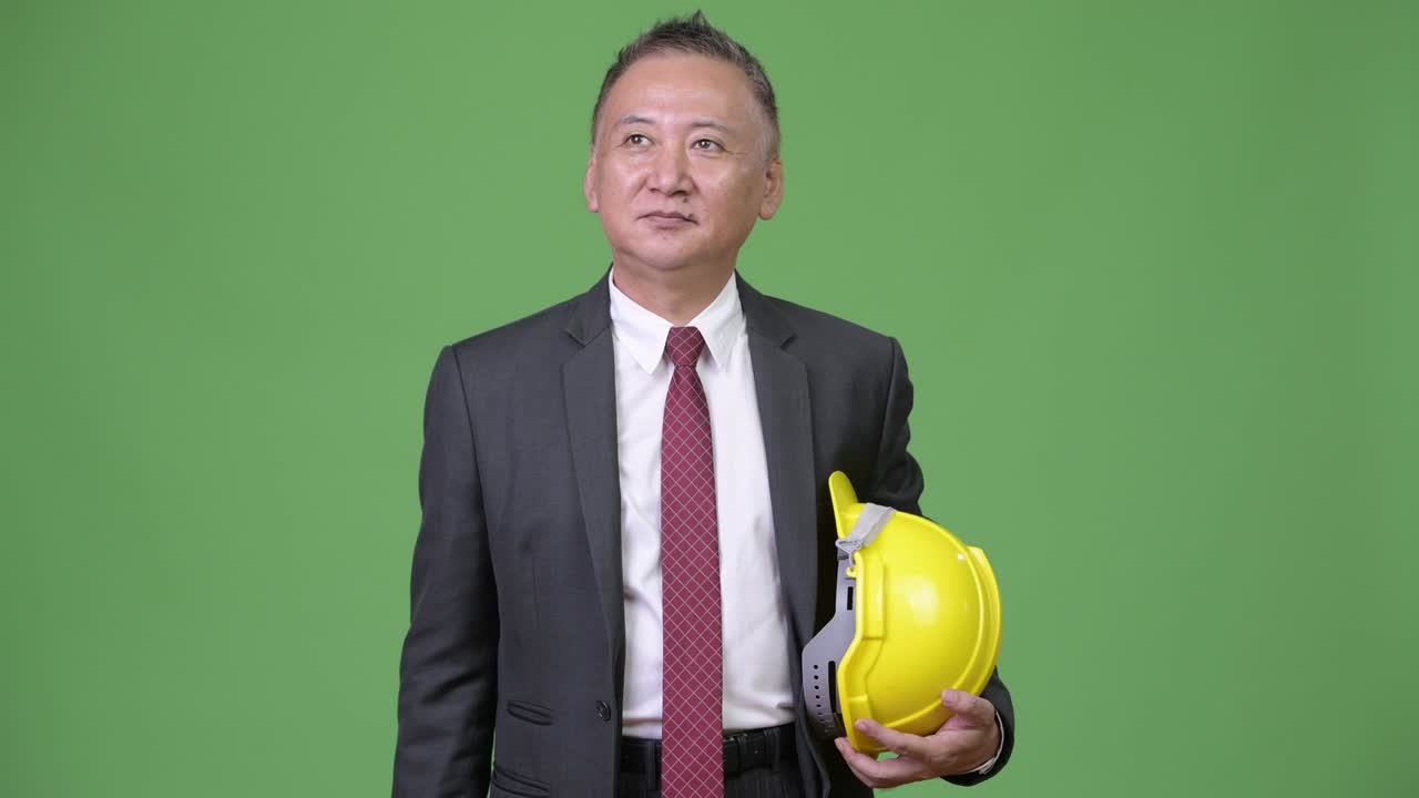 empresario japonés maduro como ingeniero director