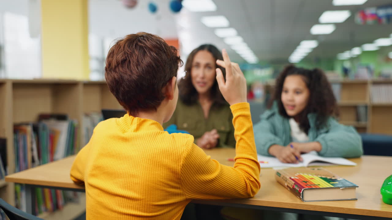 estudiantes y maestros en el aula