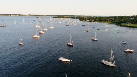 Luftaufnahme-Von-Segelbooten,-Die-In-Der-Bucht-Von-Jamestown-Rhode-Island-Angedockt-Sind