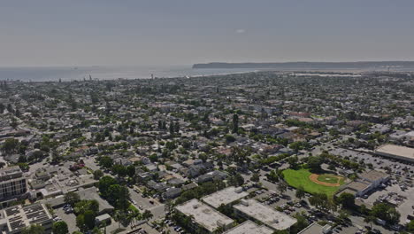 san diego california antena v57 que establece el paso elevado de la isla coronado capturando el vecindario residencial y el tráfico de calles concurridas en un día soleado - filmado con cine mavic 3 - septiembre de 2022