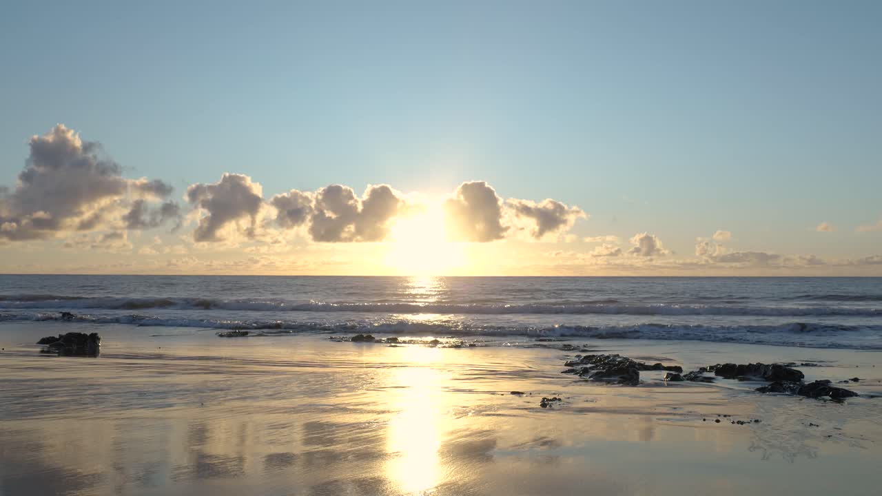 해가 지는 해변 장면