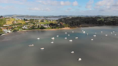 Volando-Sobre-Un-Grupo-De-Barcos-Blancos-Cerca-De-La-Península-De-Pahi,-Nueva-Zelanda