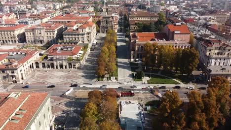 Stadt-Bergamo-Skyline-Und-Belebte-Straße,-Luftdrohnenansicht