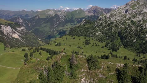 Un-Dron-Disparó-Sobre-Un-Hombre-Parado-Solo-En-La-Cima-De-La-Colina,-Mirando-El-épico-Y-Vasto-Paisaje-En-Seebergsee,-Suiza