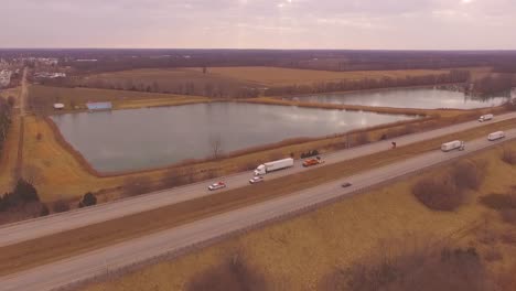 imágenes aéreas de drones hd de los trabajadores interestatales ubicados en la zona rural de salem, il